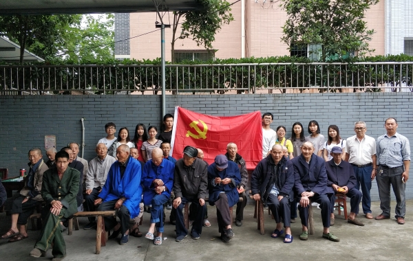 1528247958720082061.jpg 与幸福院的老人合影留念_看图王.jpg